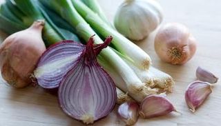 الحليب يقاوم رائحة الثوم والبصل بالفم