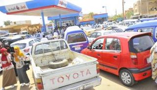 طوابير سيارات في محطة للوقود بالخرطوم