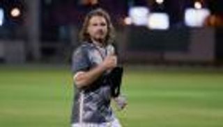  كارينيو يتابع النصر أمام الفتح والقادسية من المدرجات