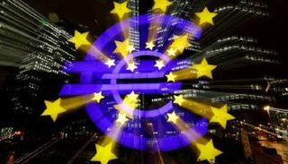  علامة اليورو أمام مقر البنك المركزي الأوروبي - رويترز