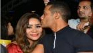 بالصور.. محمد رمضان يقبّل يد والده ورأس شقيقته.. ما السبب؟