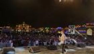 بالصور.. عمرو دياب يشعل القرية العالمية في دبي بأغنياته