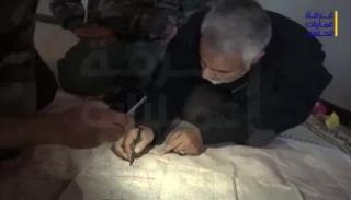 قاسم سليماني في سوريا يشير إلى نقاط السيطرة الإيرانية