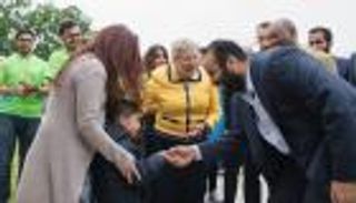 محمد بن سلمان يزور أحد المنازل التي تعرضت لإعصار هارفي