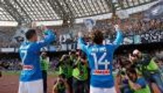 نابولي يحافظ على آماله في المنافسة بالفوز على كييفو 