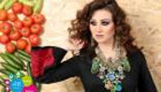 مصرية تمزج بين الطابع التراثي والكاجوال بأزياء الربيع