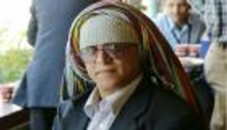 رئيس اتحاد أدباء وكتّاب اليمن يبيع مكتبته ليسدد ديونه