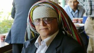 رئيس اتحاد كتاب اليمن يبيع مكتبته ليسدد ديونه