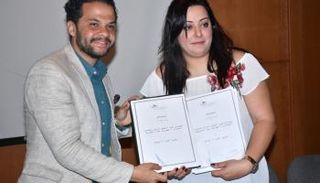 سيرين عز الدين بعد توقيع الاتفاقية مع مازن الغرباوي