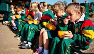 الوجبات المدرسية حول العالم