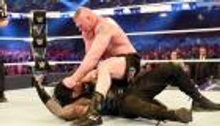 بروك ليسنر يقهر رومان رينز ويحتفظ ببطولة WWE العالمية