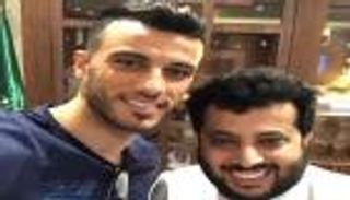 تركي آل الشيخ يقنع عمر السومة بالبقاء مع الأهلي