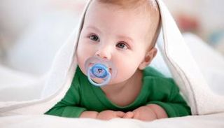 تساعد اللهاية في تهدئة الطفل 