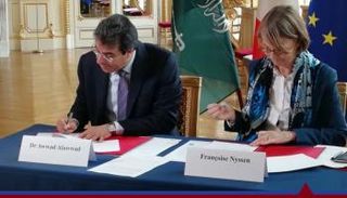 وزير الثقافة السعودي عواد العواد  ونظيرته الفرنسية خلال التوقيع