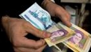 إيران تشدد من قبضتها لوقف انهيار عملتها