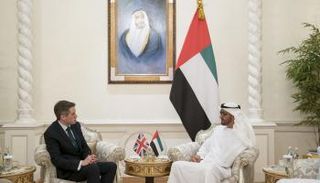 الشيخ محمد بن زايد آل نهيان ووزير الدفاع البريطاني