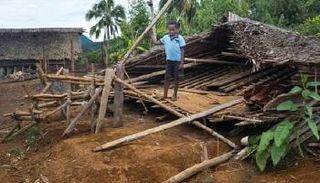 ستانتون يقف على بقايا منزله 