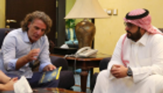 رئيس النصر السعودي يزور النادي ويجتمع بالمدرب كارينيو