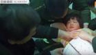  طفلة صينية مشاغبة تعلق داخل غسالة ملابس