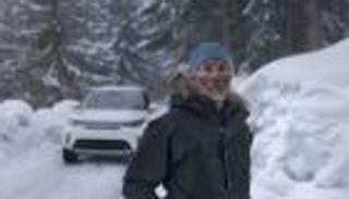 لاند روفر ترسم سيارة "ديفندر" على جبال الألب احتفالا بتأسيسها