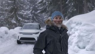 الفنان سيمون بيك أثناء السير في ثلوج جبال الألب الفرنسية