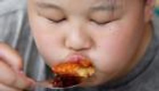 أخطار السمنة تحاصر أطفال آسيا