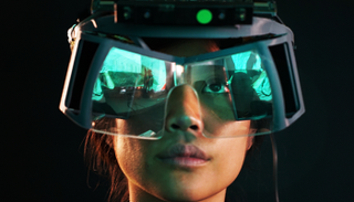 تتضمن سماعة الرأس شاشتين فائقتي السطوع بدقة 1600X1440