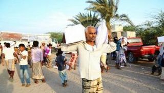 مركز الملك سلمان للإغاثة يوزع 949 سلة غذائية في الخوخة