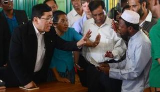 وزير الرعاية الاجتماعية بميانمار خلال حديثه مع لاجئي الروهينجا- أ.ف.ب