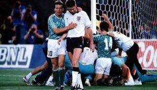 لوثار ماتيوس قائد ألمانيا في 1990 يواسي وادل بعد إهداره ركلة الجزاء