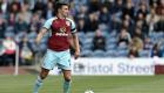 مدافع بيرنلي يكشف عن سبب توهج الفريق بالبريمييرليج