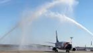 بالصور.. موسكو تستقبل طائرة المنتخب المصري بـ"رش المياه"