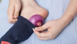 وضع البصل أسفل القدم يقاوم البكتيريا والجراثيم