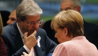 ميركل وجينتيلوني خلال لقاء سابق - رويترز