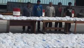 المتهمون مع المخدرات المضبوطة