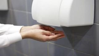 مجففات اليد تنشر البكتيريا