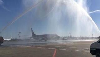 رش المياه على جسم الطائرة تقليد معروف