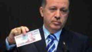 تركيا عاجزة أمام انهيار الليرة.. وتتوعد