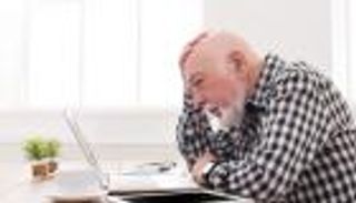 انتبه.. الجلوس لفترة طويلة قد يصيبك بـ"ألزهايمر"