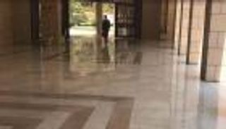 الرئاسة السورية تنشر فيديو يظهر الأسد يمارس مهامه بعد الضربة الأمريكية