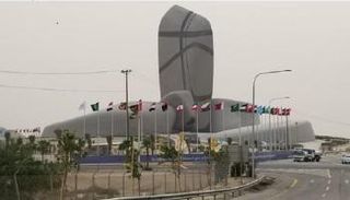 الأعلام تزين شوارع ظهران