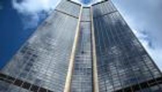 بالفيديو.. "الرجل العنكبوت" يتسلق أطول أبراج باريس في عمر 55