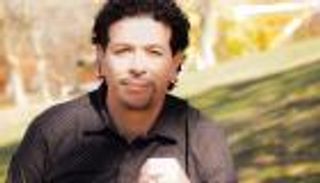 بالفيديو.. الشاب نصرو يعود للجزائر بعد غربة 21 عاماً