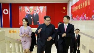 كيم لدى استقباله الوفد الصيني