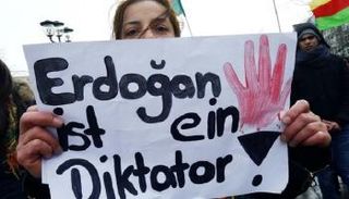 متظاهرون عراقيون ضد الاعتداءات التركية (رويترز)