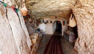 كهف بالمنطقة الجبلية في مدينة غريان الليبية