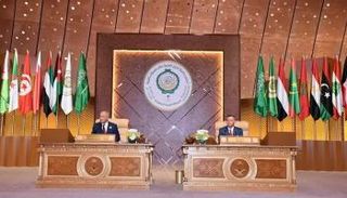 العاهل الأردني وأبو الغيط خلال افتتاح القمة العربية