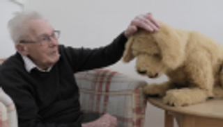 كلب آلي لمساعدة المسنين على "الخروج من العزلة"