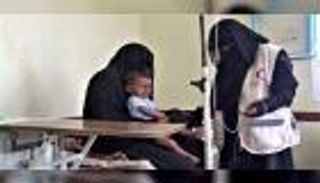 الهلال الأحمر الإماراتي يقدم مستلزمات طبية لأهالي الخوخة اليمنية