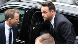 المذيع البريطاني آنت مكبارتلين